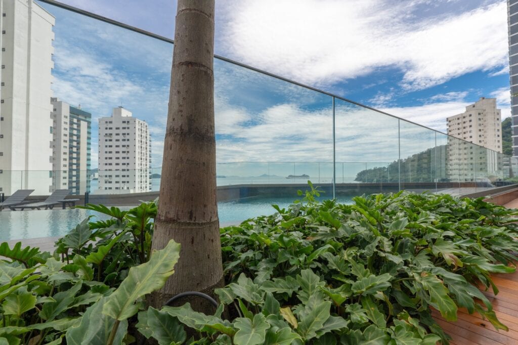 Guarda-corpo de vidro na área da piscina, com vista para o mar